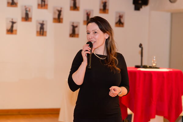 Moderiert den Abend: Aline Gizzi