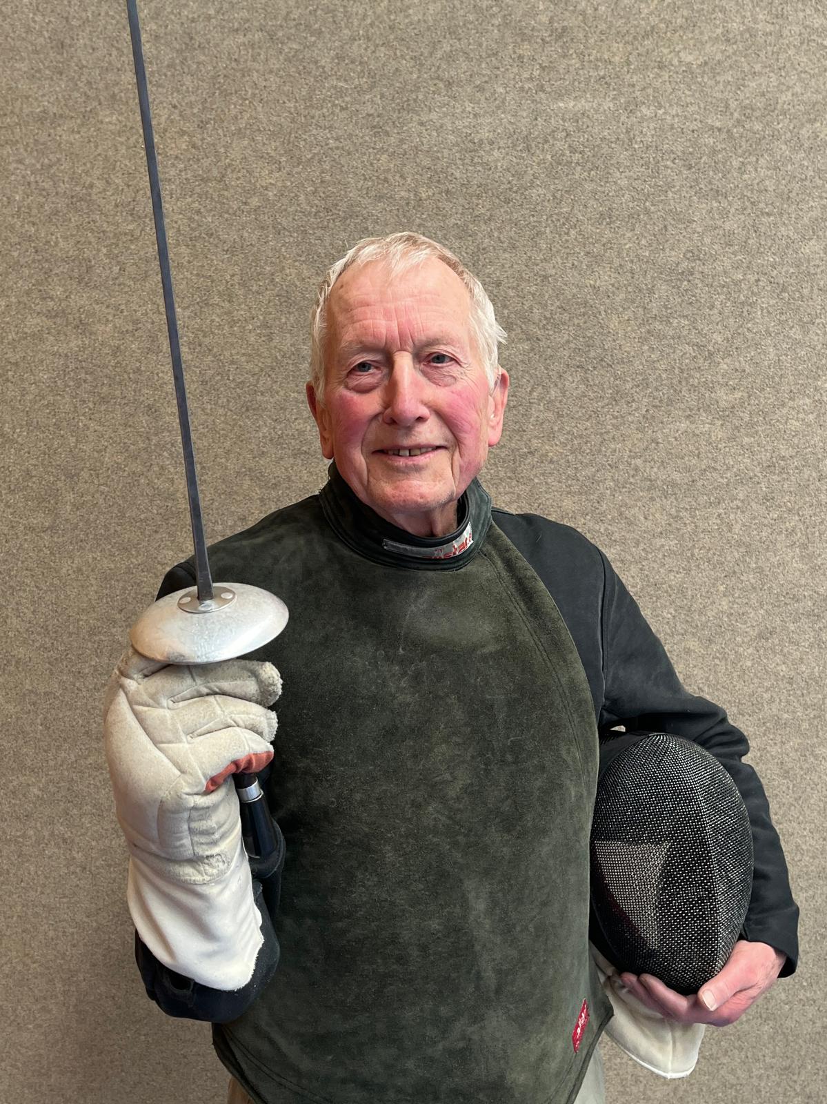 Dr. Ulrich Schülke mit Fechtausrüstung
